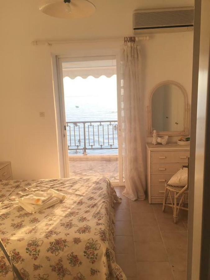 Seafront Maisonette In Fourka Luaran gambar