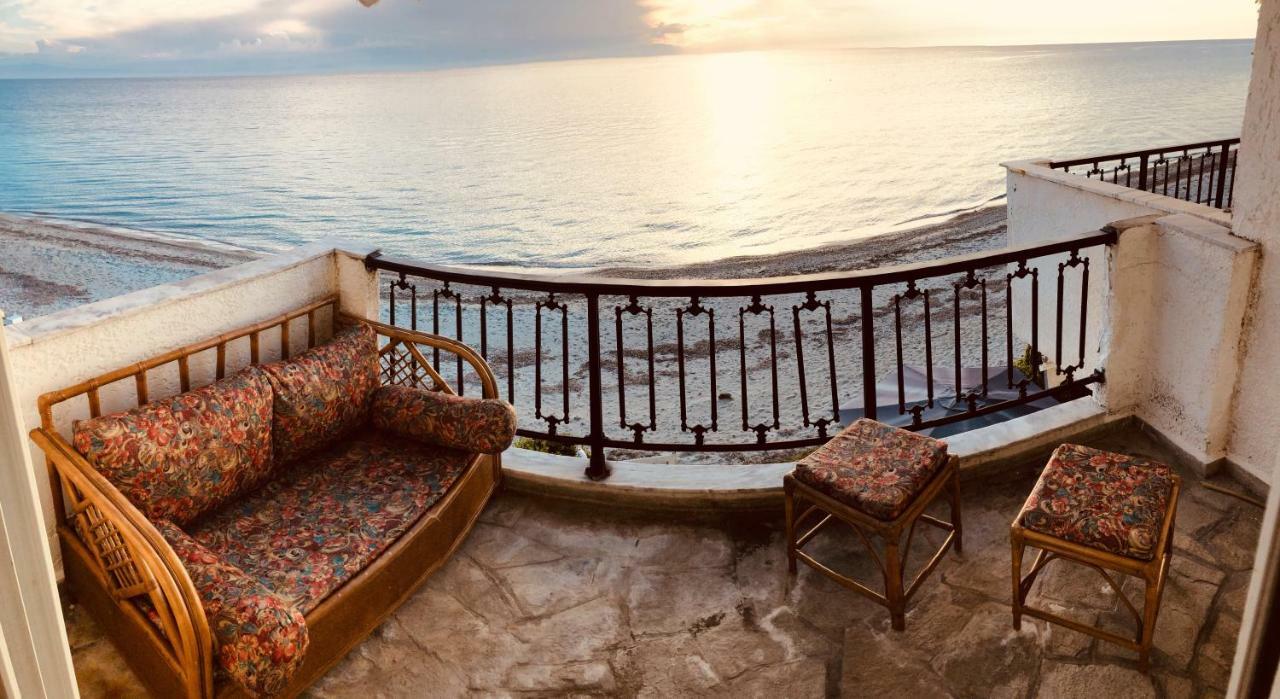 Seafront Maisonette In Fourka Luaran gambar