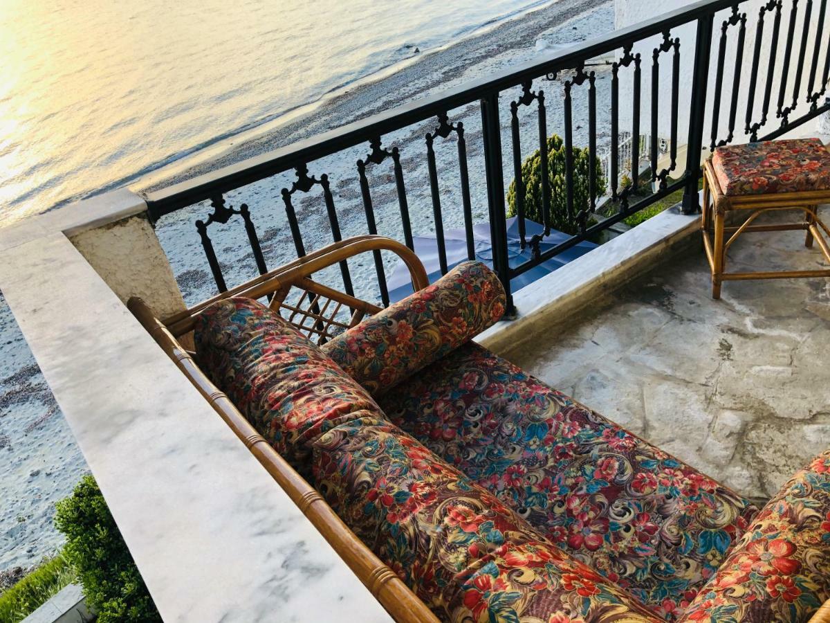 Seafront Maisonette In Fourka Luaran gambar