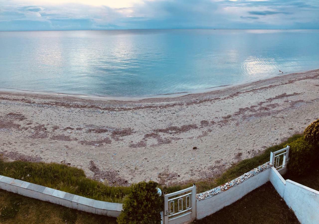 Seafront Maisonette In Fourka Luaran gambar