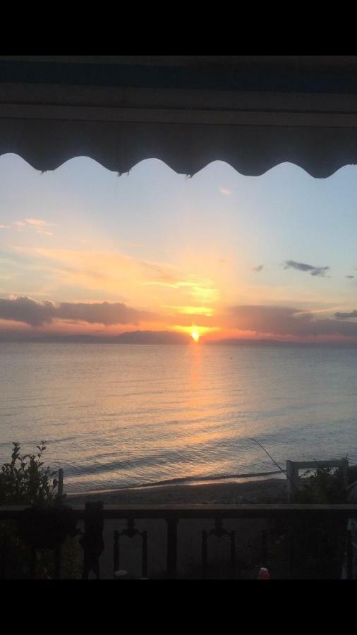 Seafront Maisonette In Fourka Luaran gambar