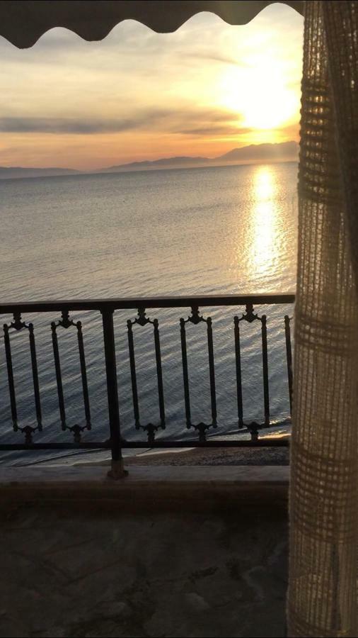 Seafront Maisonette In Fourka Luaran gambar