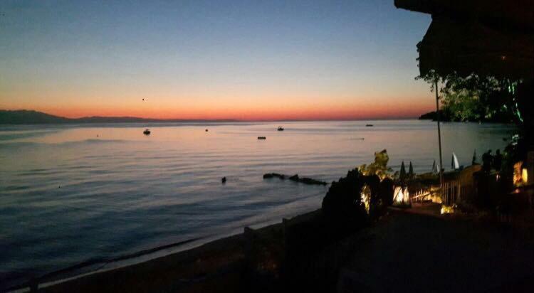Seafront Maisonette In Fourka Luaran gambar