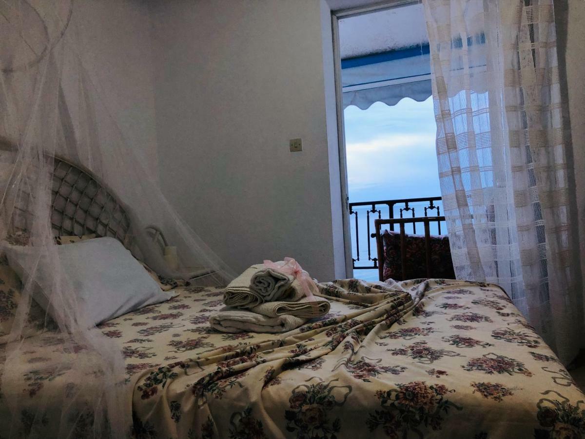 Seafront Maisonette In Fourka Luaran gambar